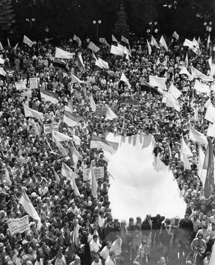 Image - Pro-independence demonstrators in front of Supreme Soviet of the Ukrainian SSR on 24 August 1991.